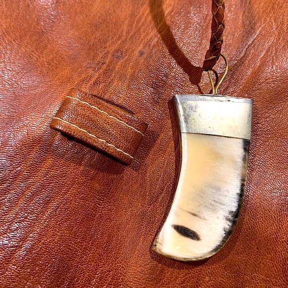 Artisanal leather purse in cognac with “horn” closure, back zipped pocket - Picture 5 of 15